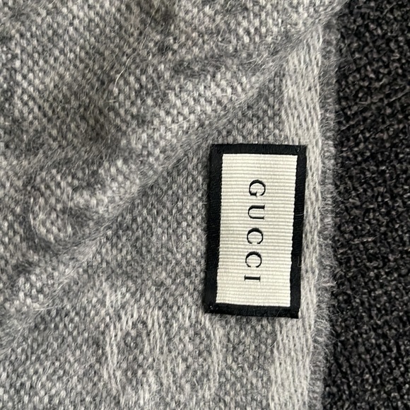 Scarf OS size,gray color made in Italy very good material and warm - Picture 2 of 4
